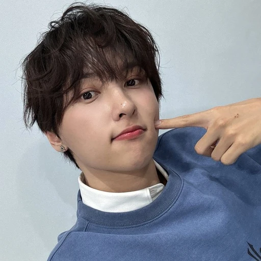 ✿    rie / sungho    𖹭    .    they he's avatar