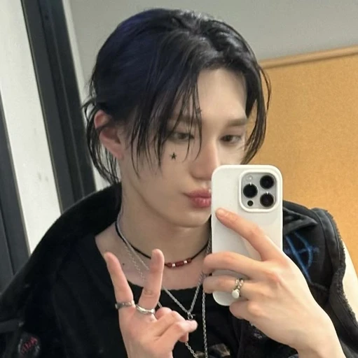✿    theo / taeyang    𖹭    .    they he's avatar