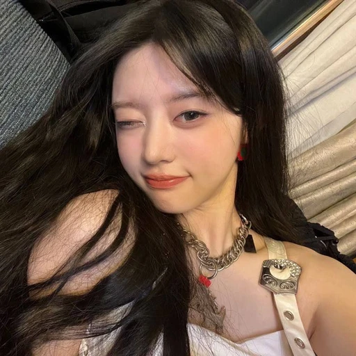 ✿    minju    𖹭    .    she it's avatar