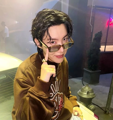✿    jhope / hoseok    𖹭    .    he they's avatar