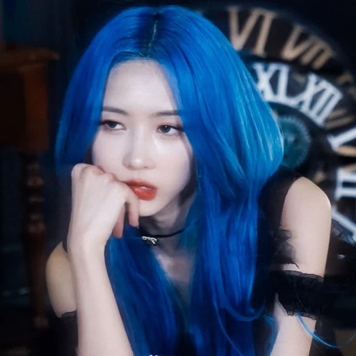 ✿    yoohyeon    𖹭    .    they she's avatar