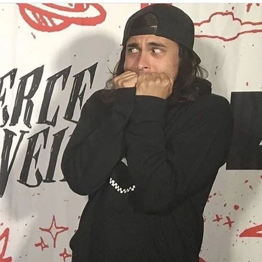 @ victor fuentes 𝜗𝜚 she her's avatar