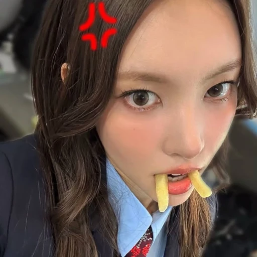 ✿    yunah    𖹭    .    she they's avatar