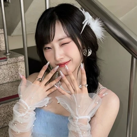 ✿    haseul    𖹭    .    she they's avatar