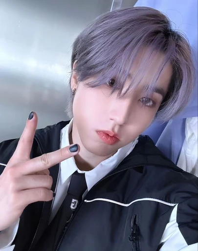 ✿    han jisung    𖹭    .    he they's avatar