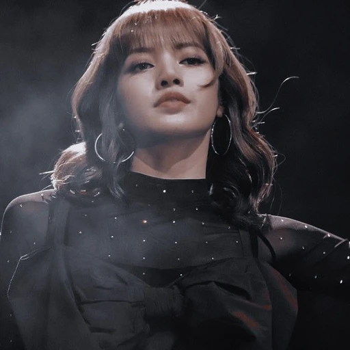 ✿    lisa / lalisa    𖹭    .    she dey xem they's avatar